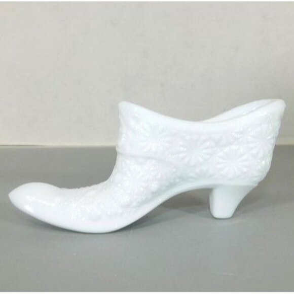 7/1293 Vintage LE Smith Daisy and Button White Milk Glass Lady Victorian Slipper - Picture 1 of 5